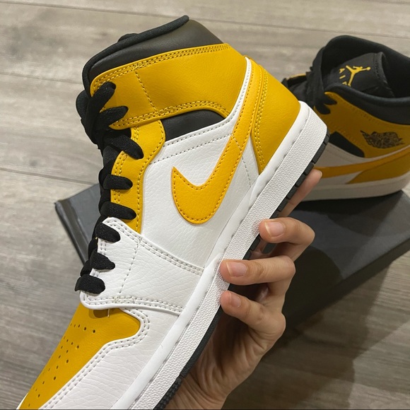 💛🤍Air Jordan 1 Mid University Gold Men's🤍💛 - Picture 4 of 9